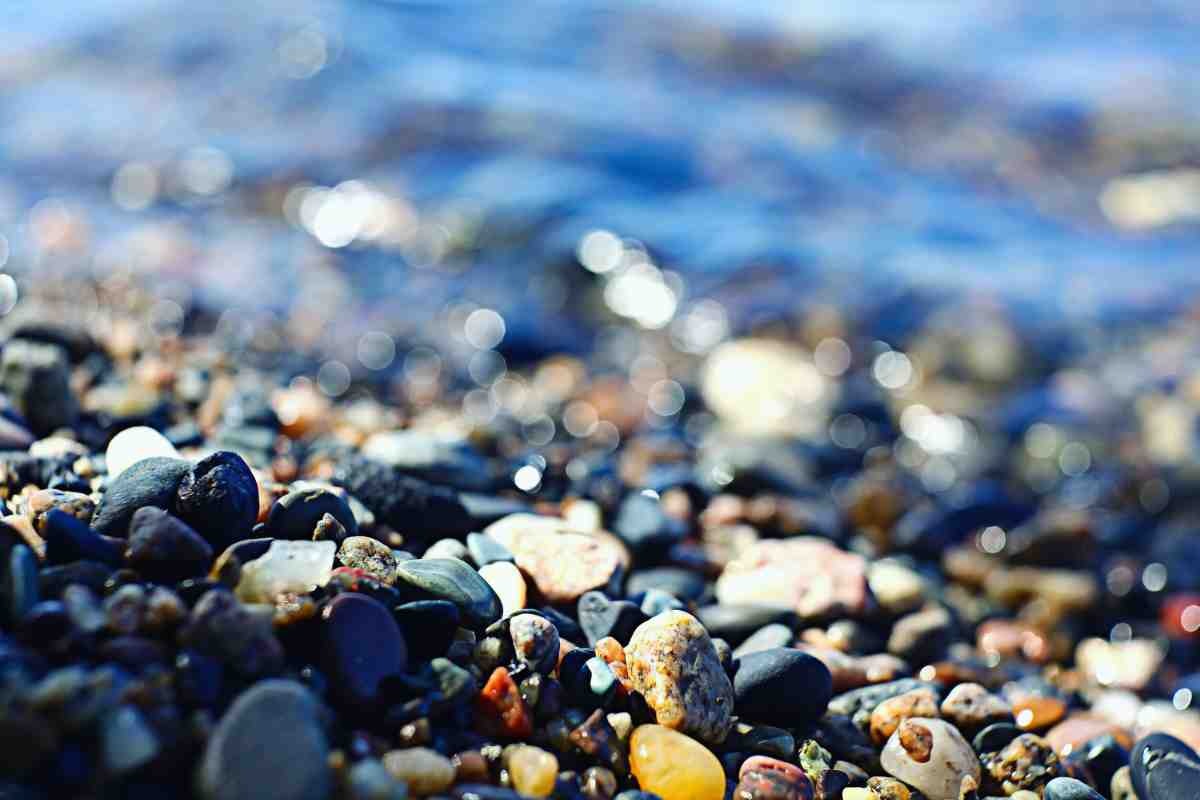 sassolini colorati in spiaggia