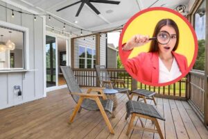 Veranda e persona con lente di ingrandimento