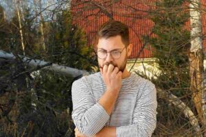 Uomo preoccupato e albero nello sfondo