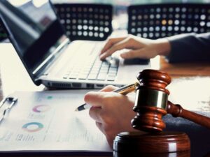 Persona al computer martelletto legge e planner