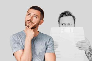 persona che riflette e altra persona con foglio