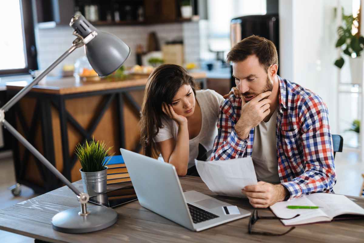 Persone pensierose al computer