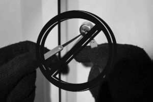 Ladro tenta di forzare la porta e divieto