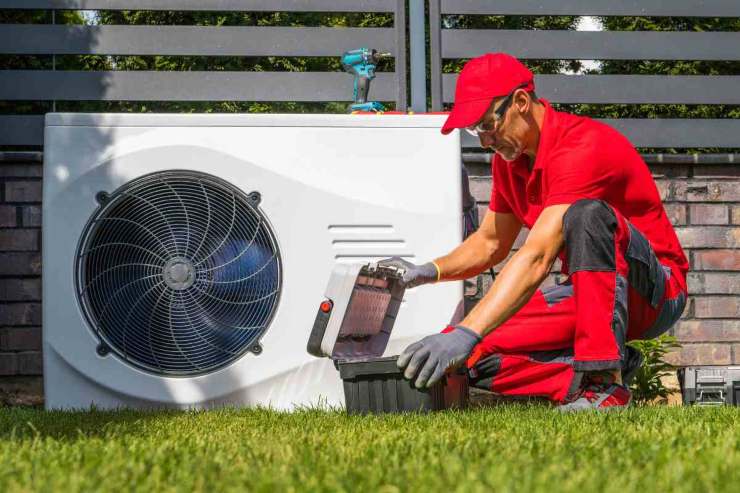 tecnico che installa condizionatore