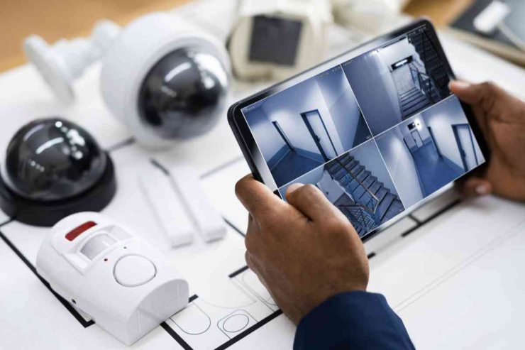 Tablet con immagini telecamera in casa