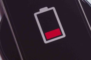 smartphone in carica sul caricabatterie wireless universale in macchina