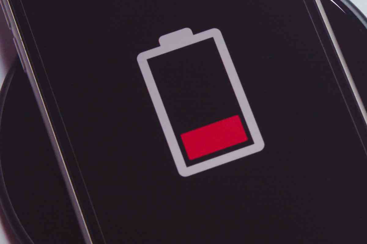 smartphone in carica sul caricabatterie wireless universale in macchina