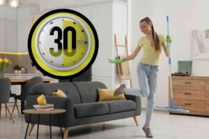 Donna fa le pulizie felice e 30 minuti