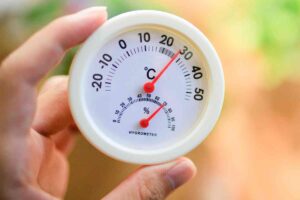 barometro e igrometro misurano temperatura e umidità in casa
