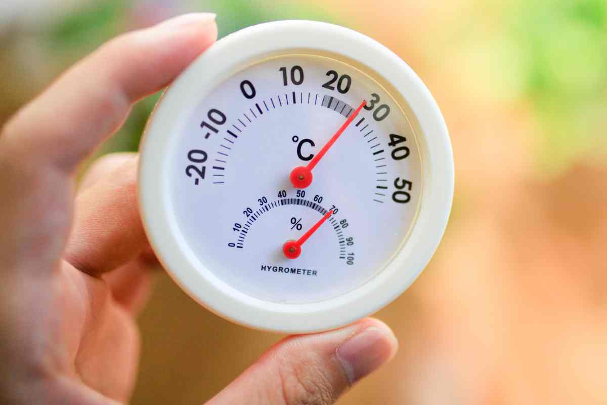 barometro e igrometro misurano temperatura e umidità in casa