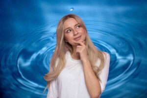 Donna pensierosa e acqua
