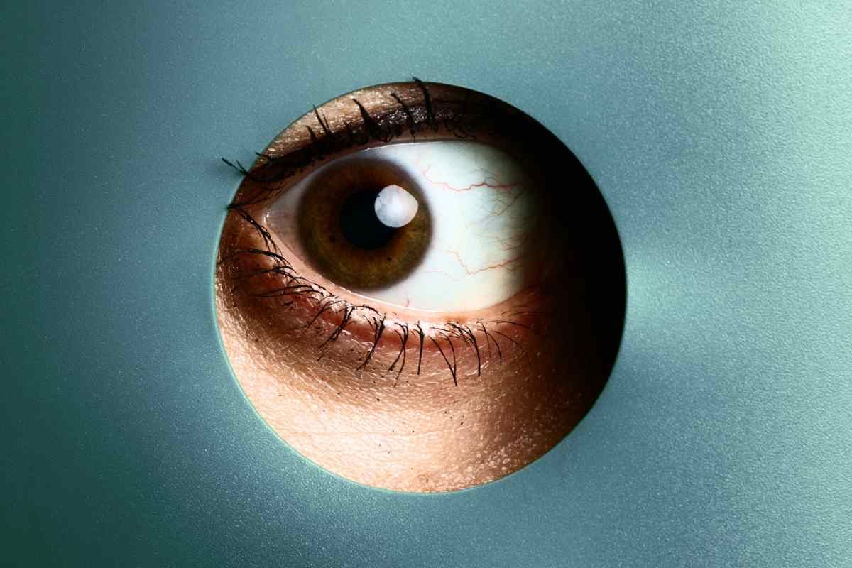 Occhio che guarda da un buco