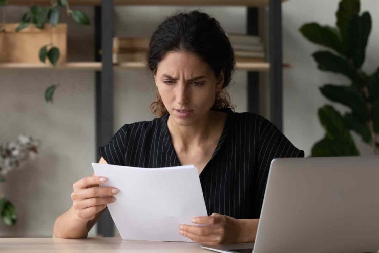 donna spaventata che legge fogli
