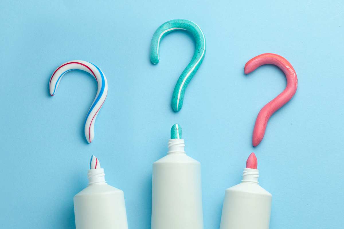 tubetti di dentifricio e punti interrogativi creati con esso