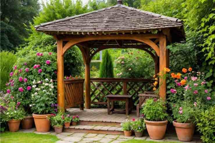 gazebo in legno in giardino con piante