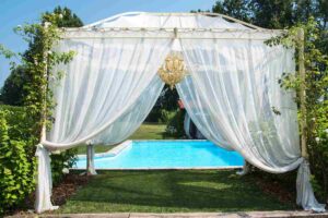 gazebo con tende a bordo piscina