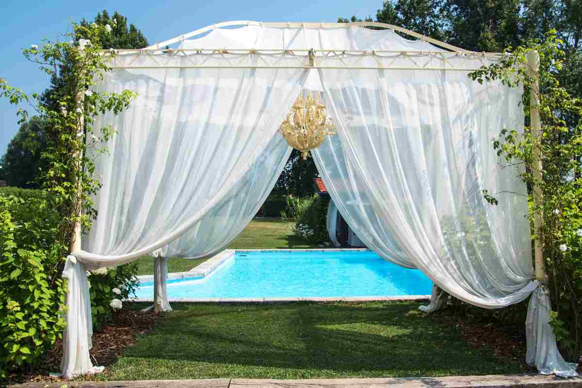 gazebo con tende a bordo piscina