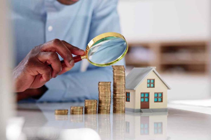 Lente di ingrandimento e casa