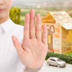 Alt con la mano e casa di soldi
