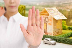 Alt con la mano e casa di soldi