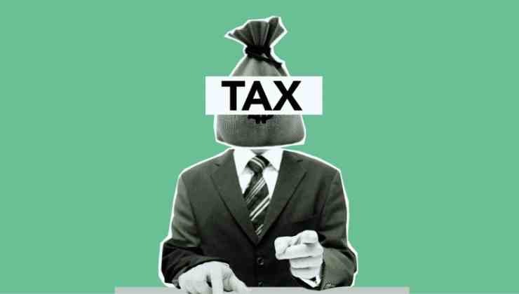 uomo con scritta TAX