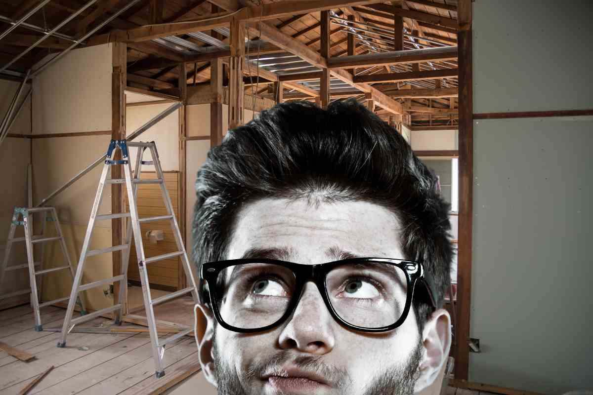 Lavori di ristrutturazione e uomo perplesso