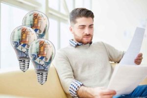 Uomo legge e lampadine con euro