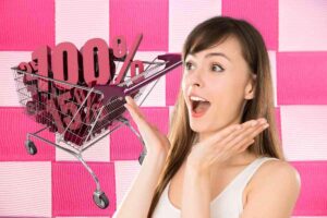 Carrello con 100% e donna stupita