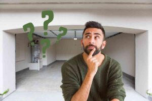 Uomo perplesso e garage
