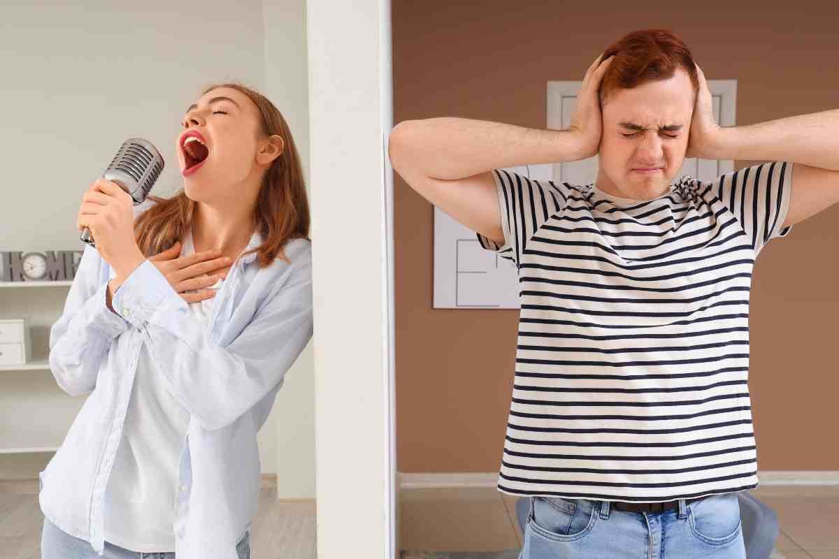 Donna canta e uomo si tappa le orecchie