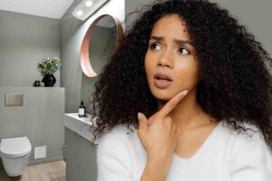 Donna pensierosa e bagno