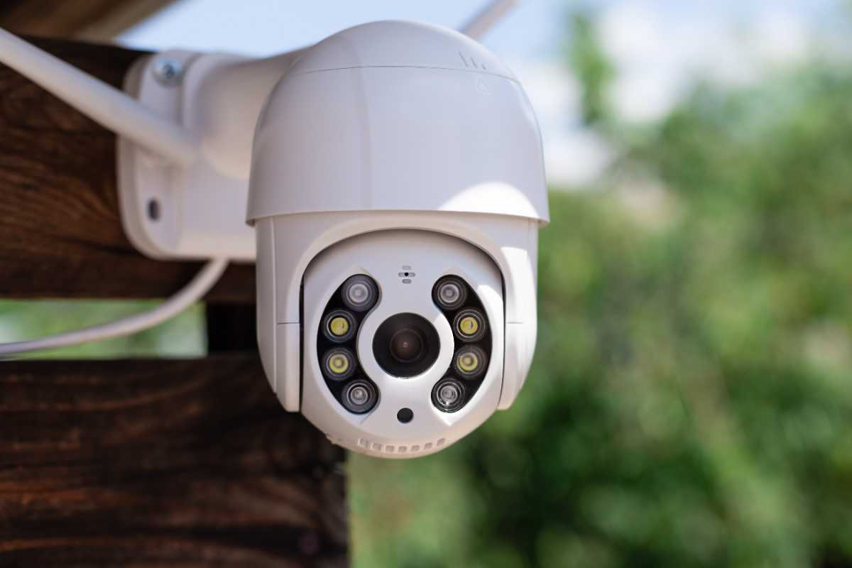 Cameră externă pe peretele unei case