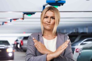 Garage e donna con braccia incrociate