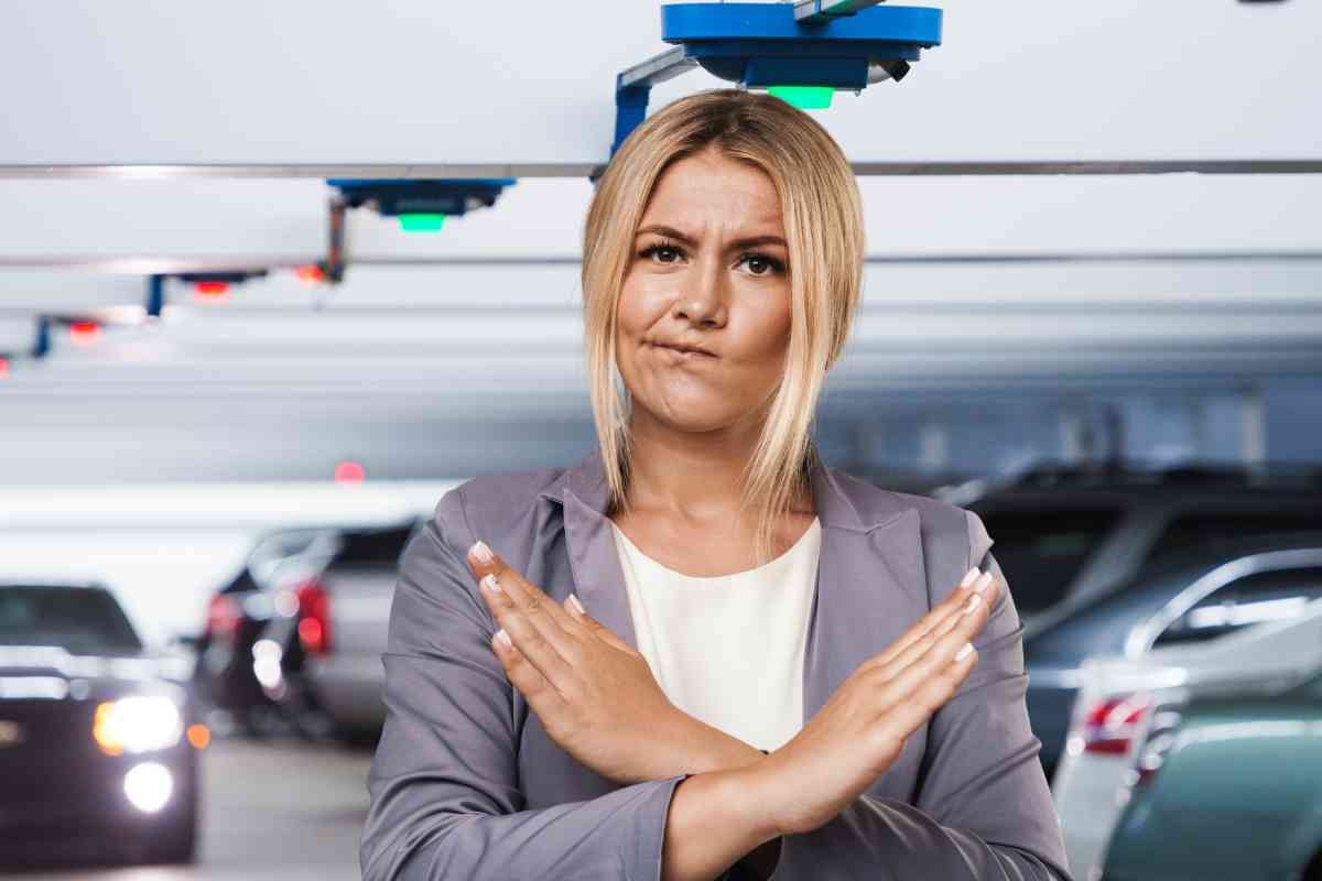 Garage e donna con braccia incrociate