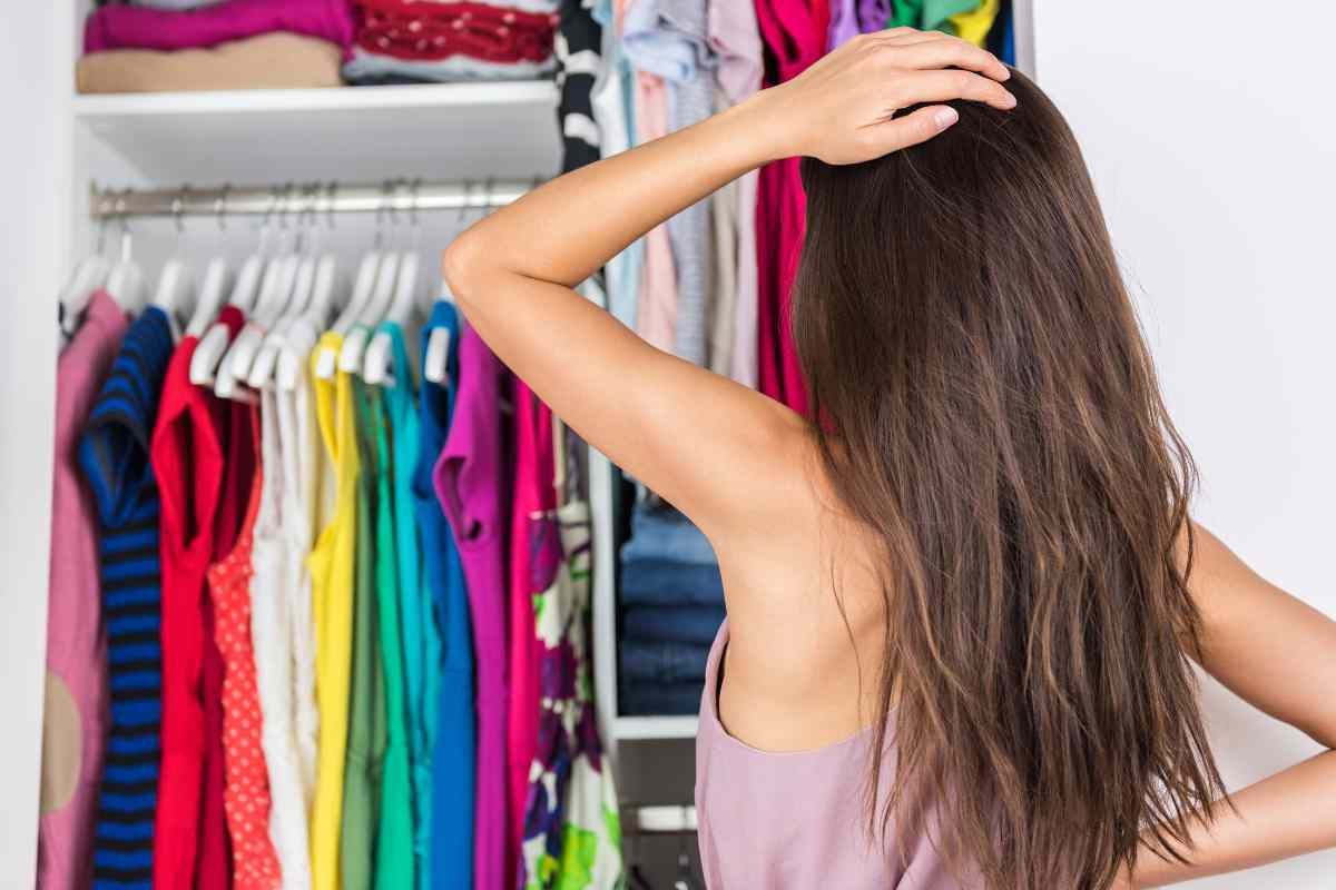 Armadio e donna con mano nei capelli