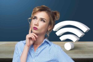 Donna perplessa e wi-fi