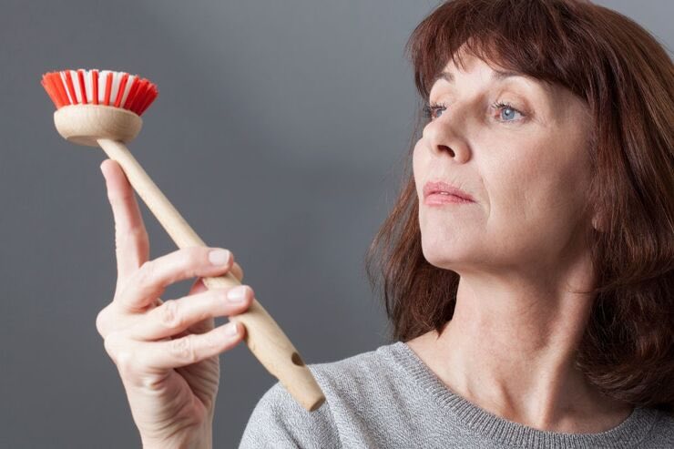 Donna con spazzola per lavare piatti