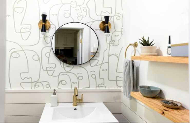 Bagno con carta da parati