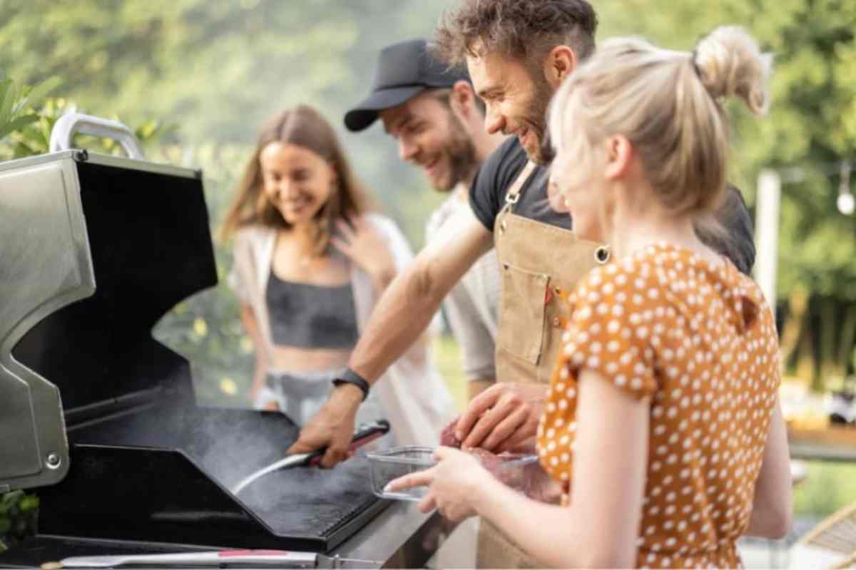 Barbecue in giardino con gli amici