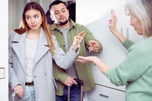 coppia che da chiavi di casa a signora