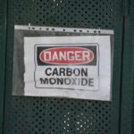 avviso con scritto pericolo monossido di carbonio in inglese