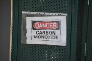 avviso con scritto pericolo monossido di carbonio in inglese