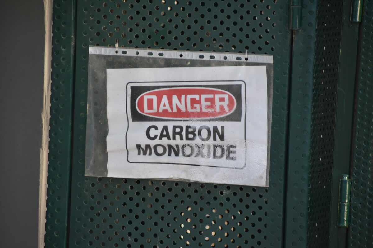 avviso con scritto pericolo monossido di carbonio in inglese