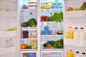 alimenti e bevande nel frigo