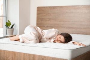 Donna che dorme beatamente sul materasso
