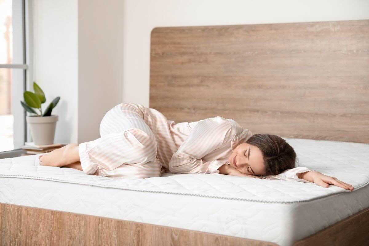 Donna che dorme beatamente sul materasso