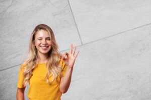 pavimento grigio e donna felice