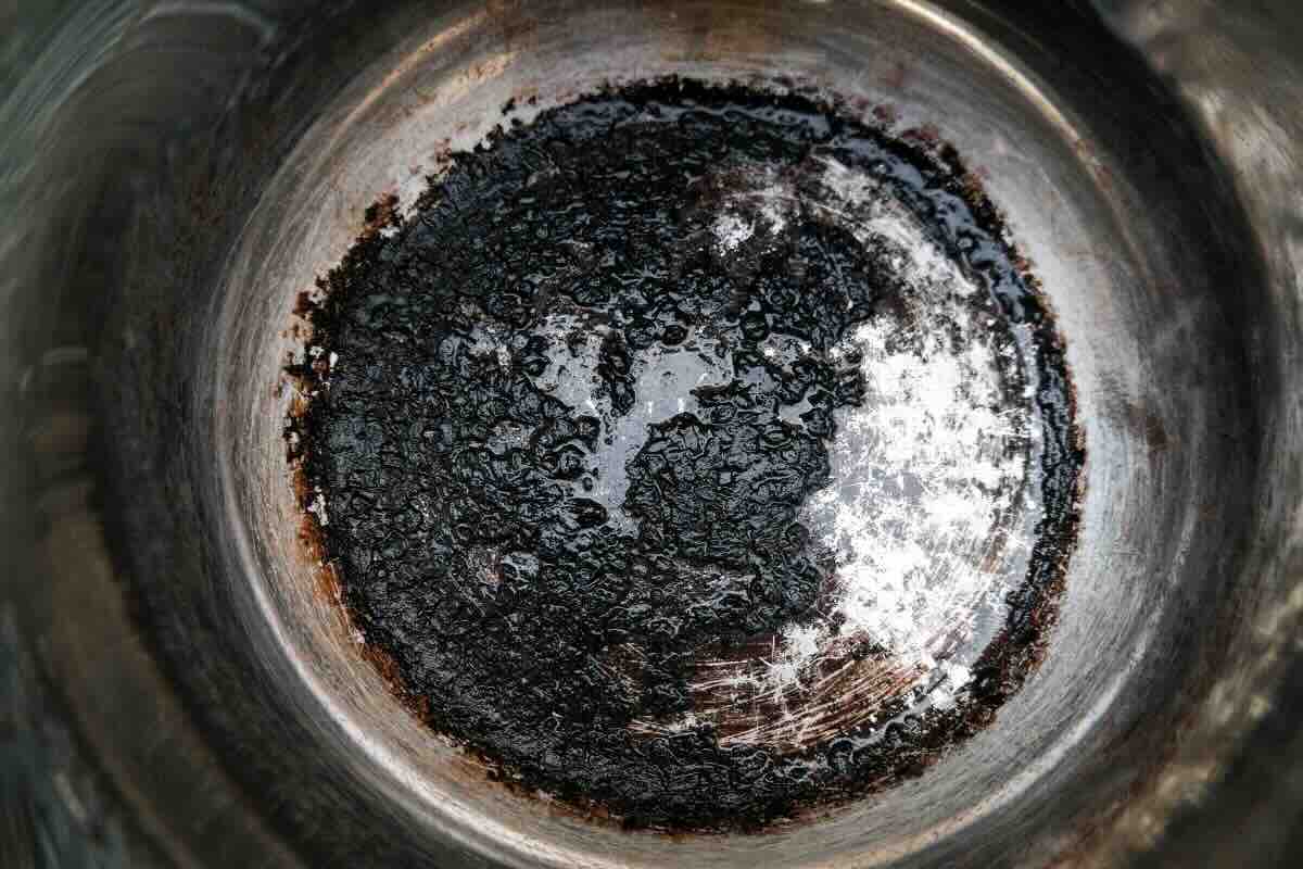 fondo della padella tutto nero e bruciato