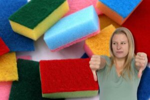 Spugne da cucina colorate, donna con pollici in giù