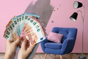 Mano con banconote e poltrona